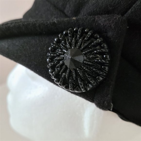 Black hat with detail on the side. - Picture 6 of 9